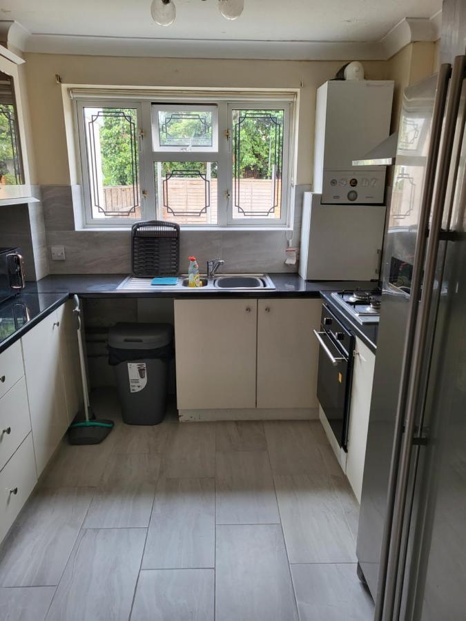 Crane Home In Dagenham With Free Wi Fi Buitenkant foto