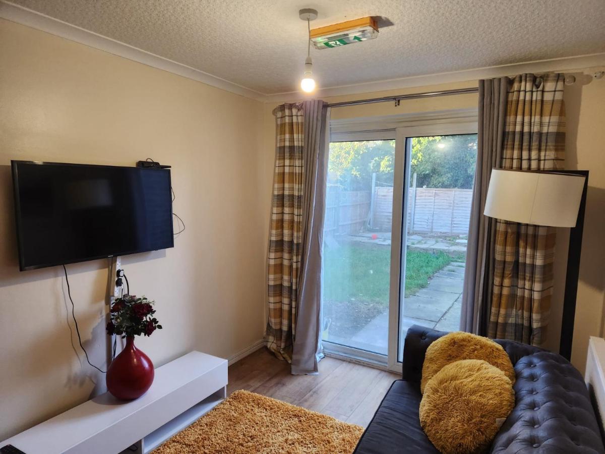 Crane Home In Dagenham With Free Wi Fi Buitenkant foto